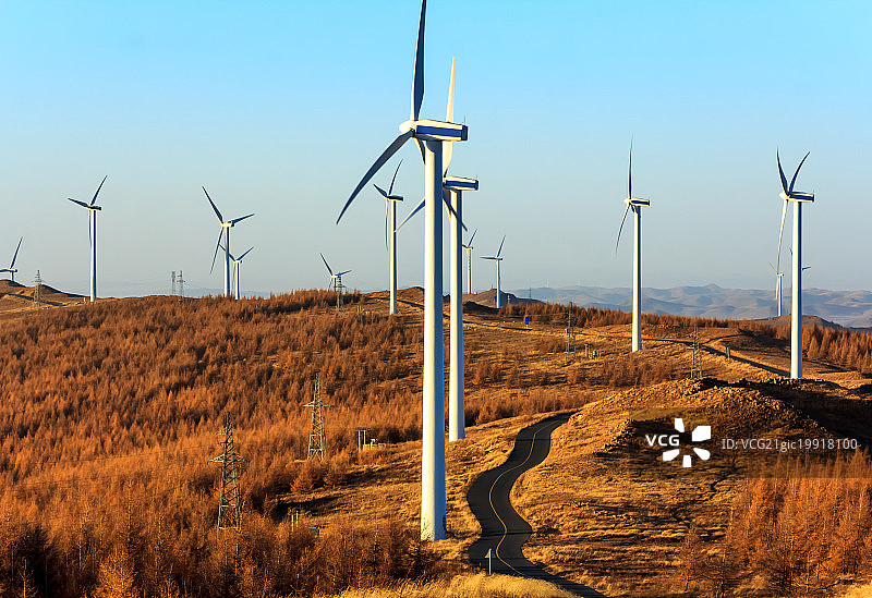 草原天路风车图片素材