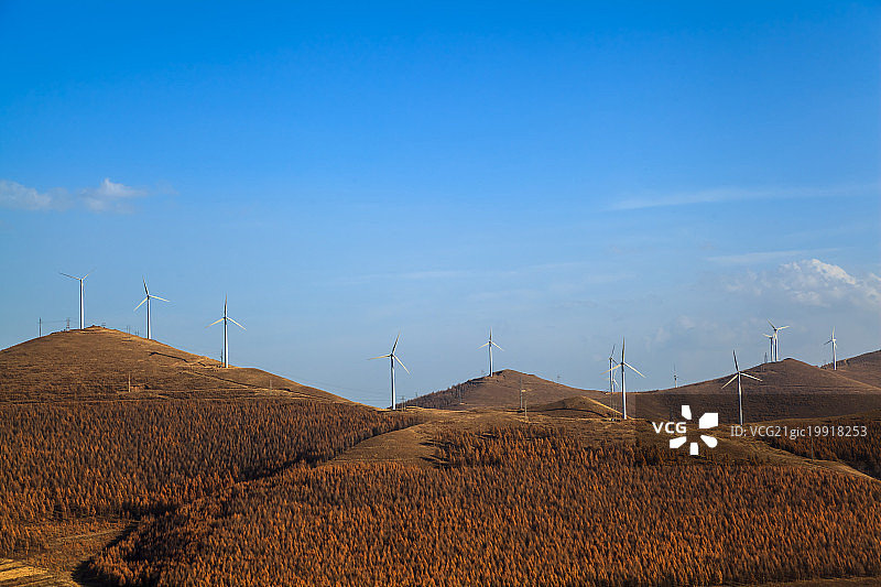草原天路风车图片素材