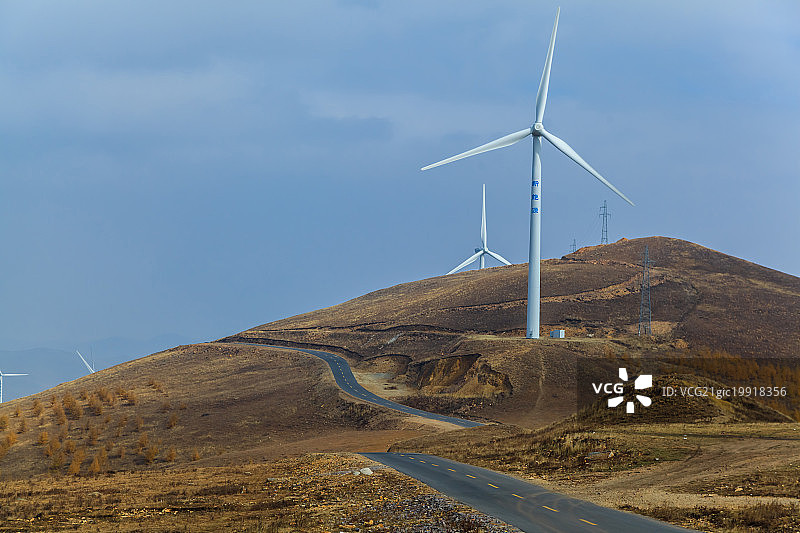 草原天路风车图片素材