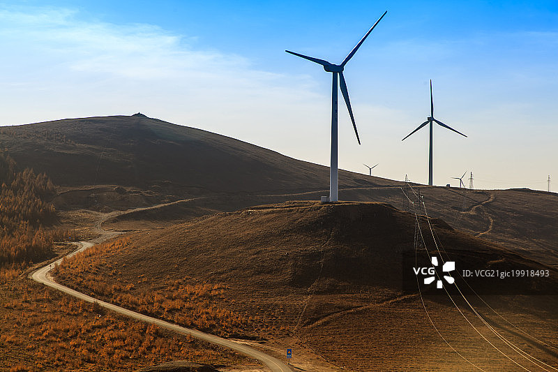 草原天路风车图片素材