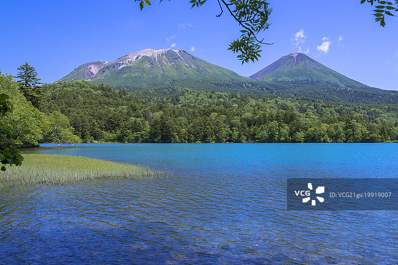 日本北海道阿寒国家公园的雌阿寒岳和阿寒富士山，位于Onnetoh湖图片素材