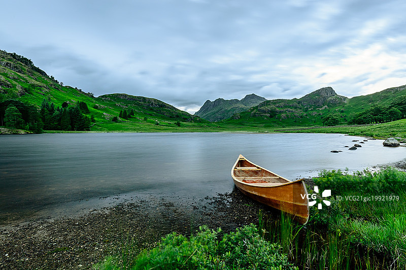 Blea Tarn湖上的独木舟图片素材