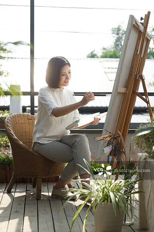 青年女人在画室里创作图片素材