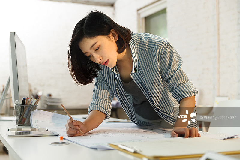 青年女人在工作室图片素材