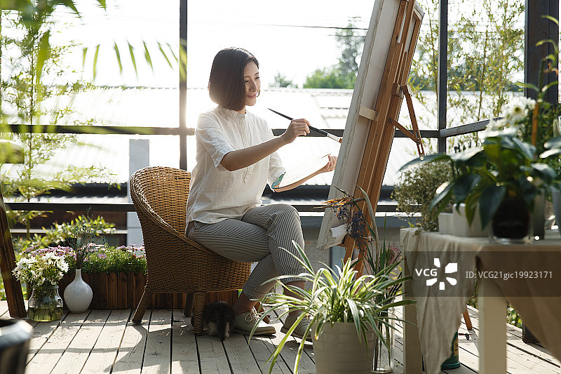 青年女人在画室里创作图片素材