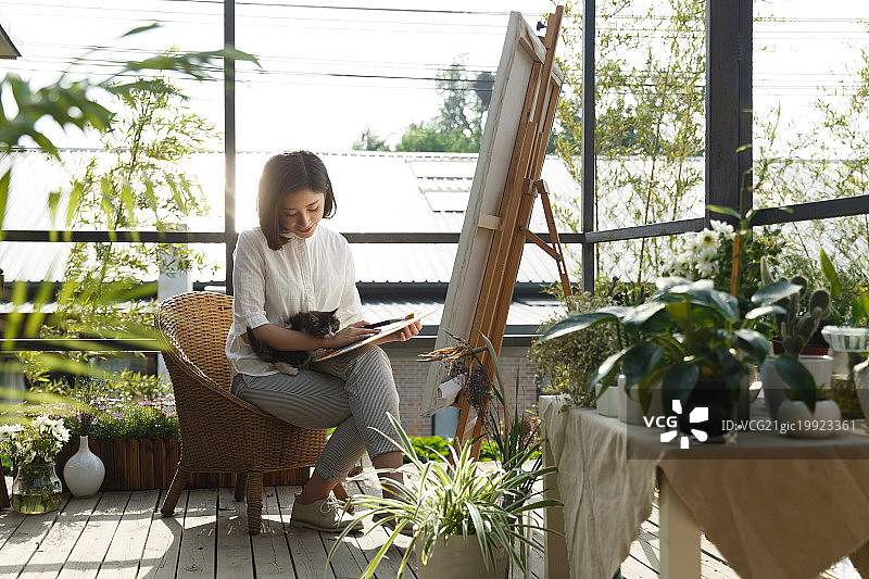 青年女画家图片素材