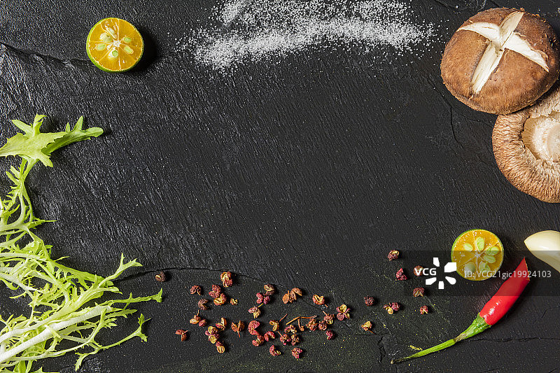 案板上的调味品图片素材