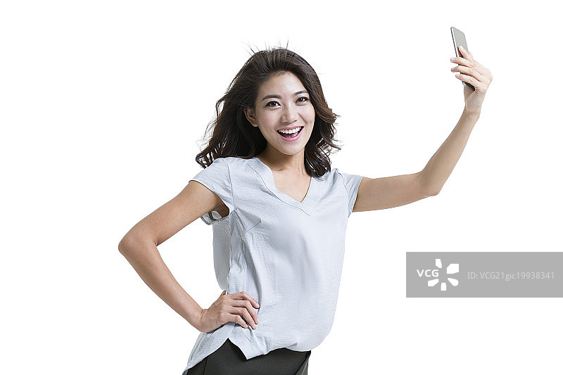 年轻女子用手机自拍图片素材