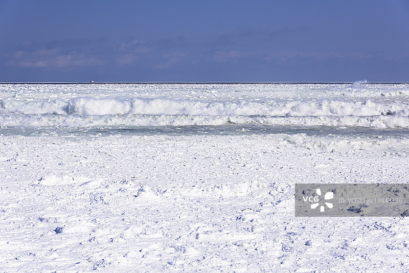 从日本北海道网走市Furetori天文台看到的鄂霍次克海沿岸的冰块图片素材