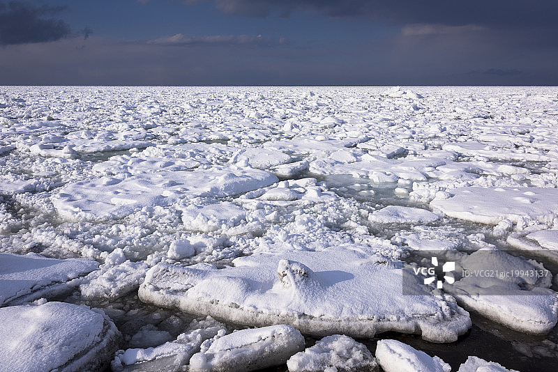 日本北海道网走市鄂霍次克海沿岸的浮冰图片素材