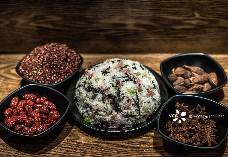 野生干巴菌炒饭图片素材