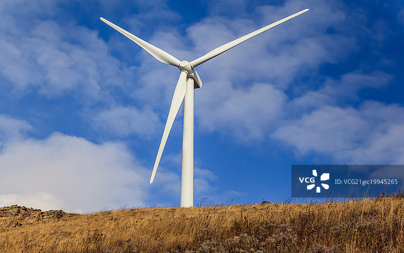 草原天路风车图片素材