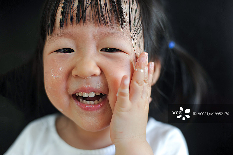 吃完冰淇淋的小女孩图片素材