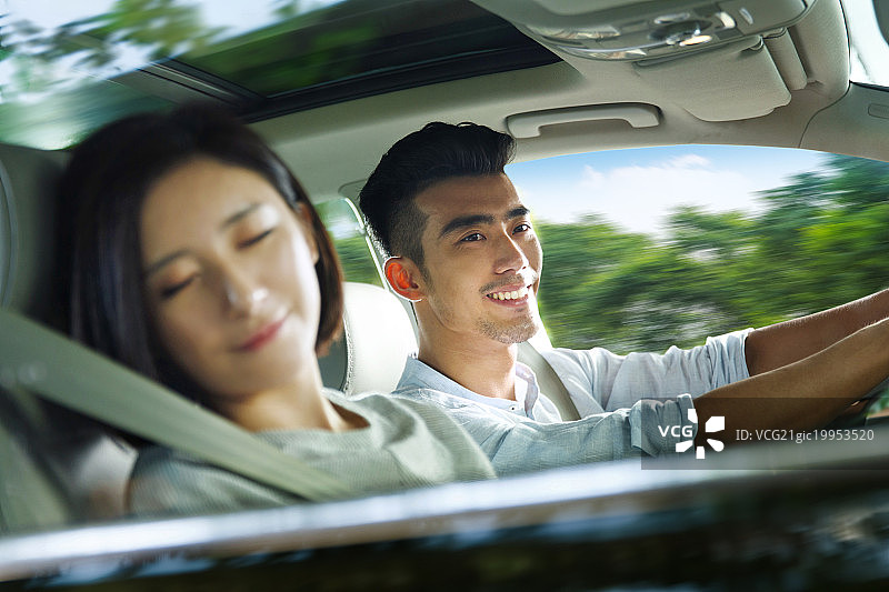 青年夫妇开车出去旅行图片素材