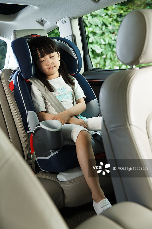 小女孩坐在车里睡觉图片素材