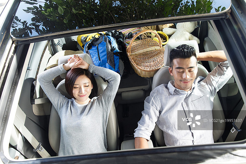 青年夫妇在车座上睡觉图片素材