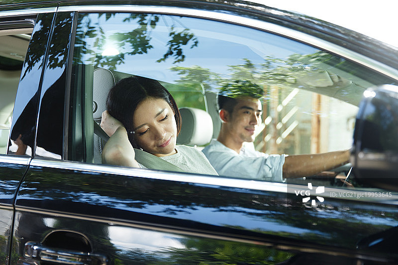 青年夫妇开车出去旅行图片素材