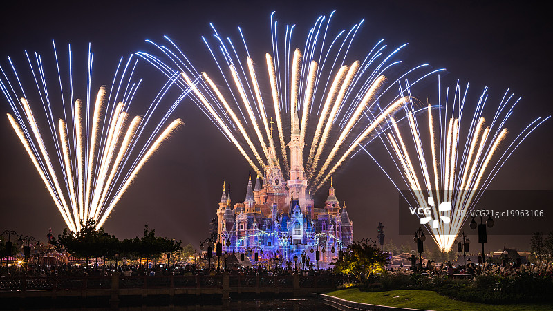 上海迪士尼乐园焰火表演图片素材