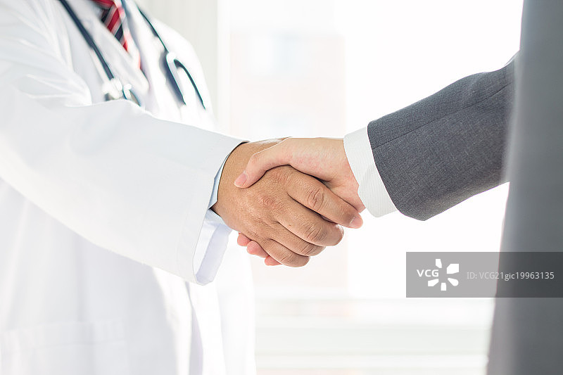 医生和商务人士握手图片素材