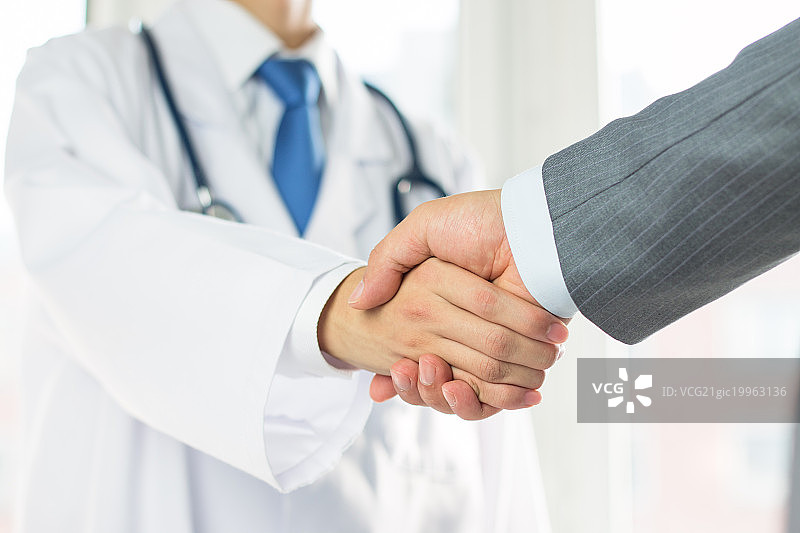 医生和商务人士握手图片素材