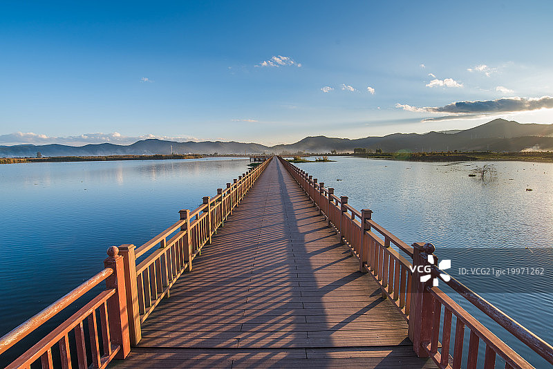 云南省异龙湖木栈道图片素材
