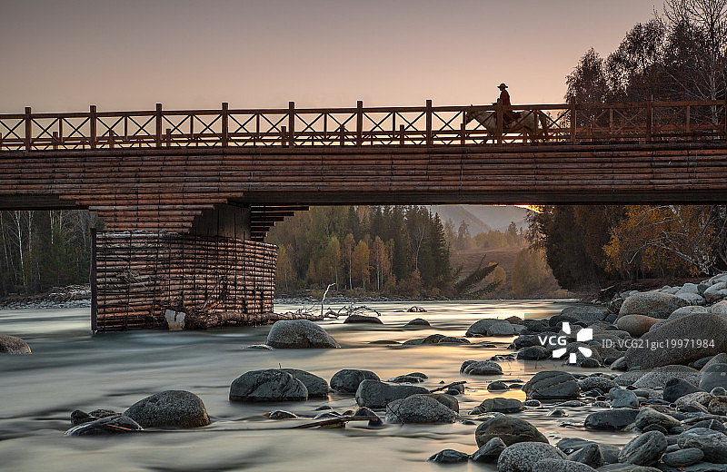 禾木桥暮色图片素材