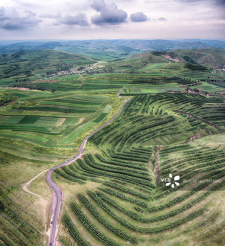河北草原天路张北段梯田全景云图片素材