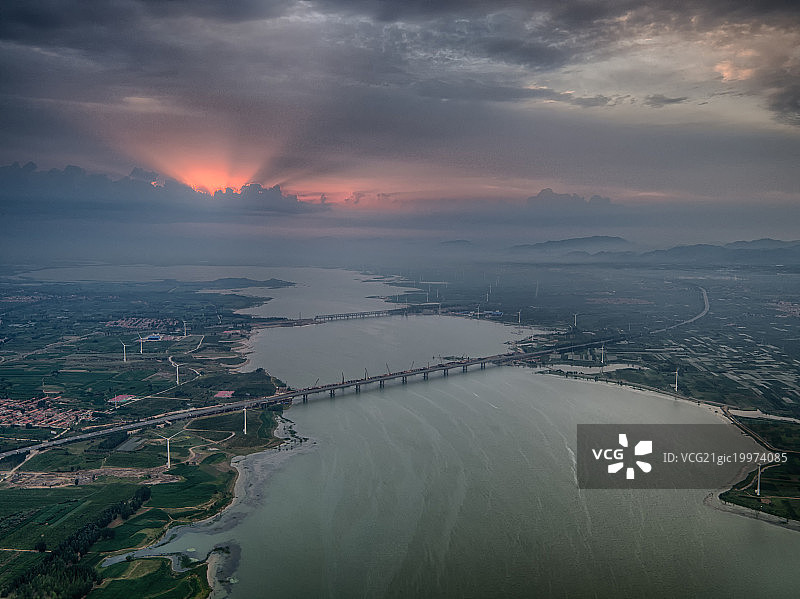 河北怀来官厅水库晨曦阳光图片素材
