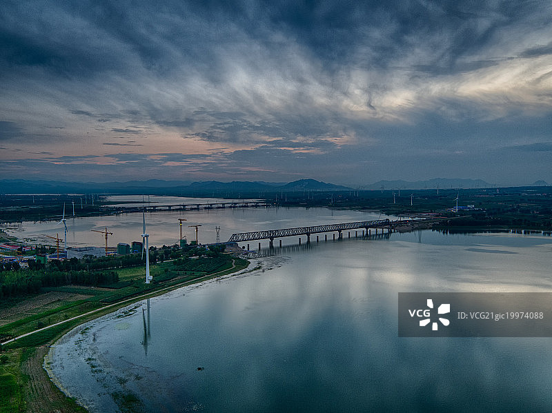 河北怀来官厅水库淡淡晚霞图片素材