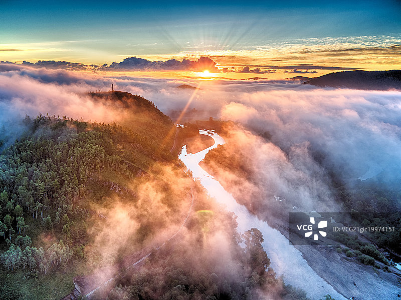 内蒙古呼伦贝尔根河市乌力库玛林场日出云散炫光雾辉光图片素材