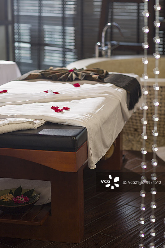按摩床上的玫瑰花瓣图片素材