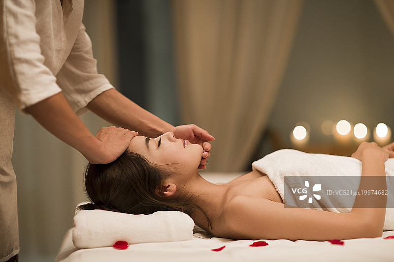 年轻美女做Spa图片素材