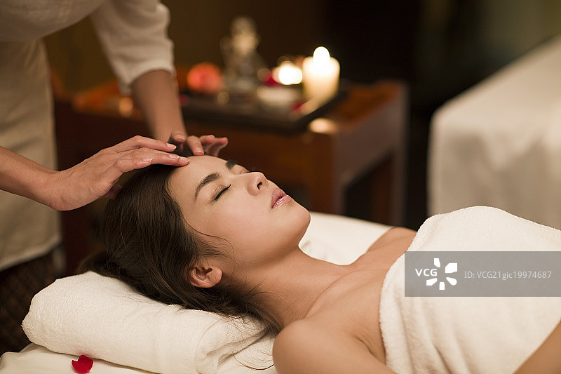 年轻美女做Spa图片素材