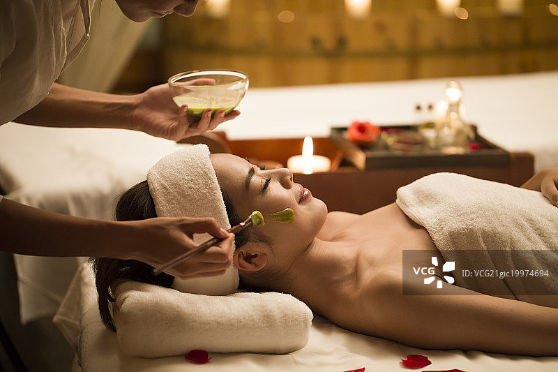 年轻美女做Spa图片素材