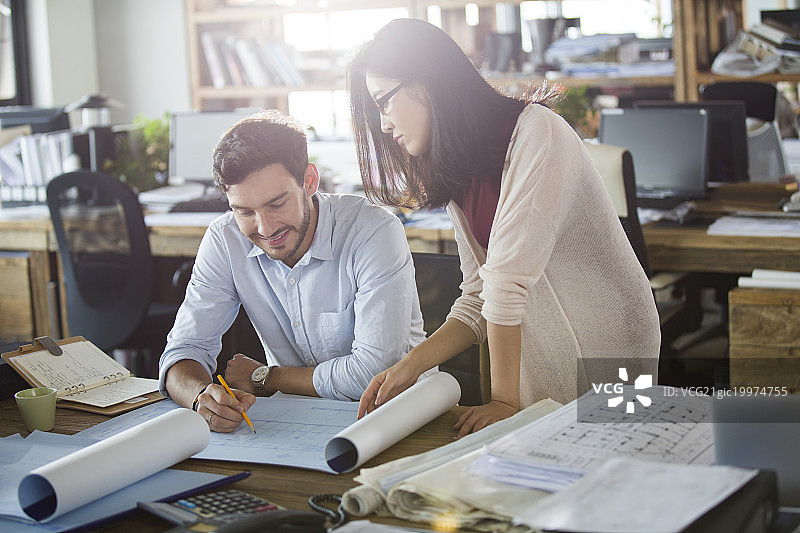 建筑设计师在办公室讨论工作图片素材