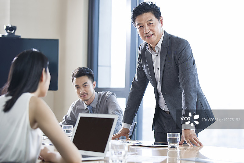 自信的商务男士图片素材
