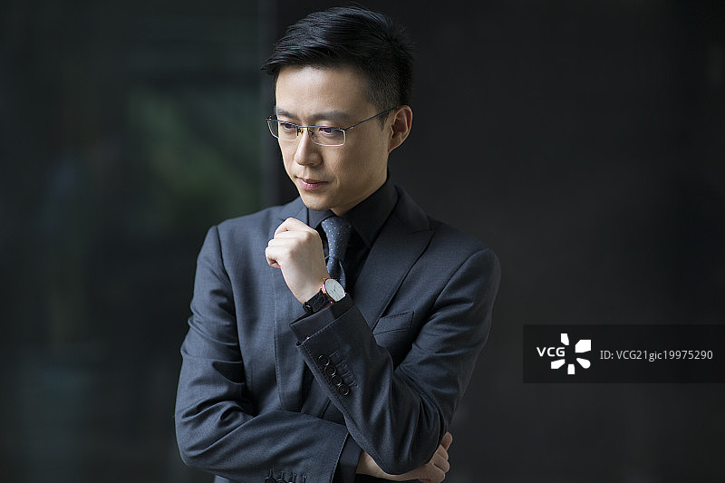 成熟商务男士思考图片素材