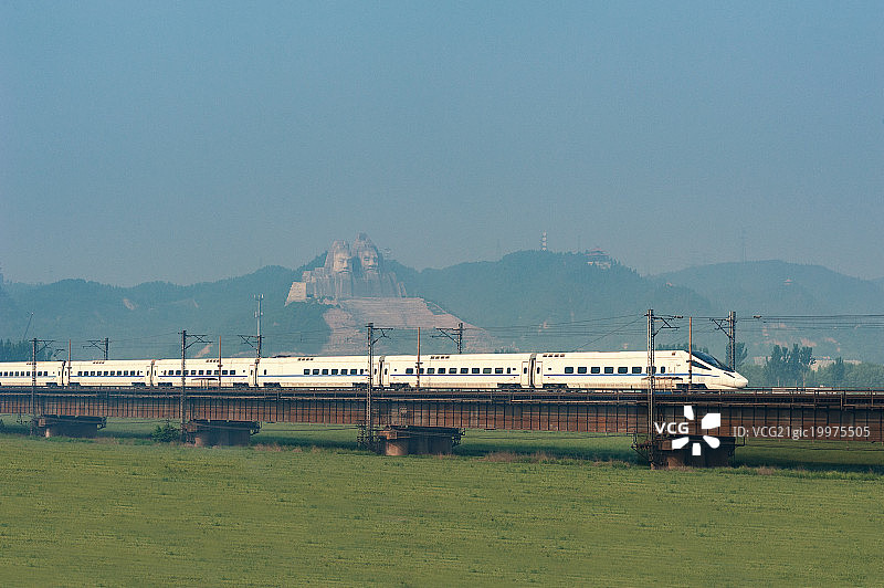 行进中的列车图片素材