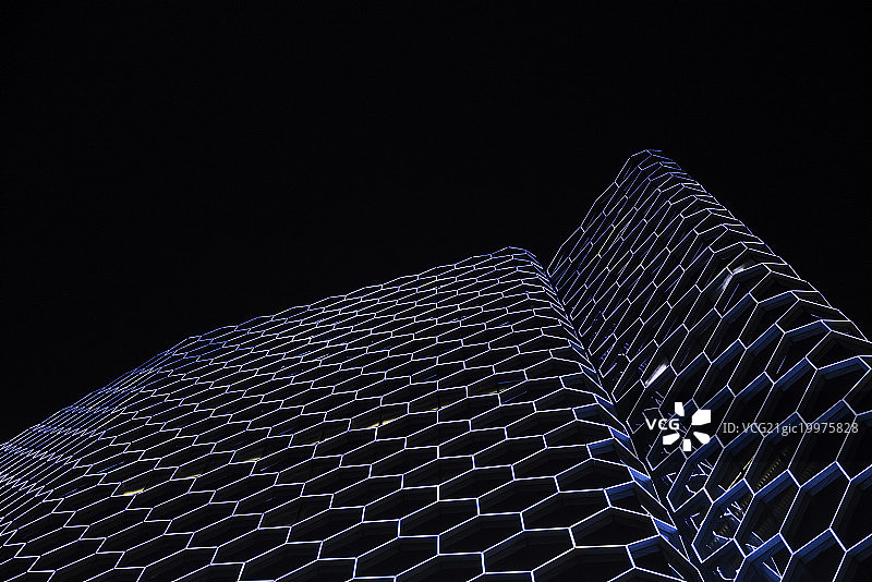 低视角拍科技感设计摩天大楼图片素材