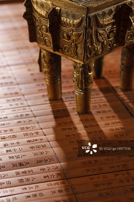 竹简和铜鼎图片素材