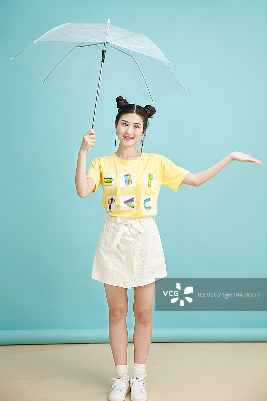 拿雨伞的年轻女孩图片素材