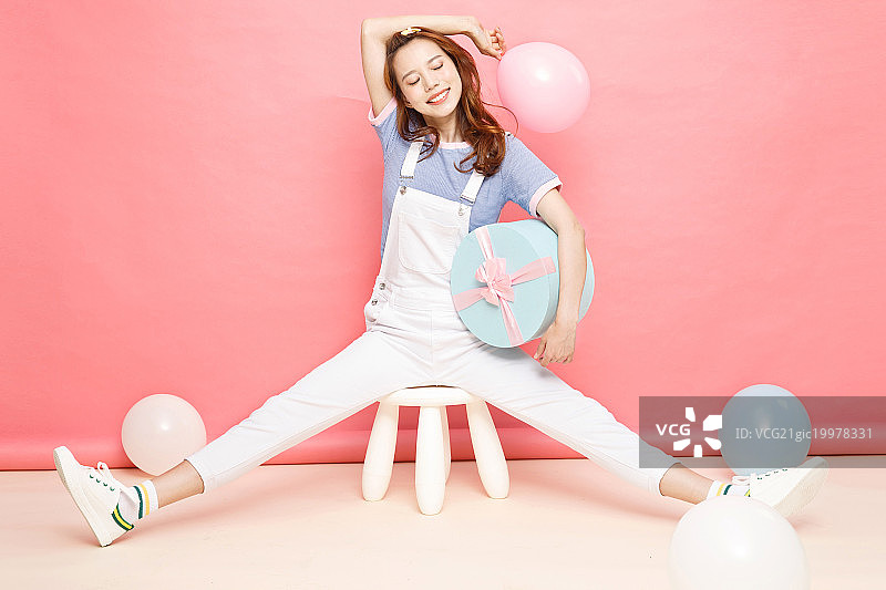 拿礼物的年轻女孩图片素材