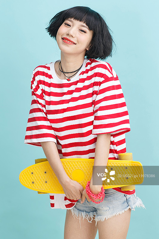 拿滑板的年轻女人图片素材