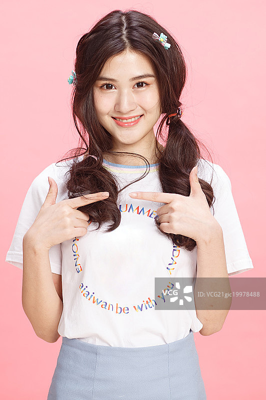 快乐的年轻女孩图片素材