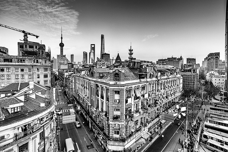 上海新老城区交汇黑白照片图片素材