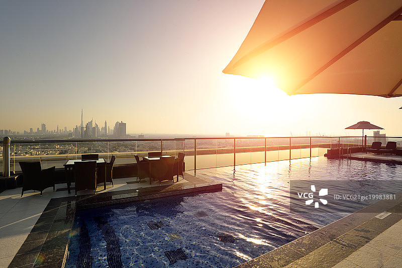 迪拜城市天际线与无边泳池图片素材