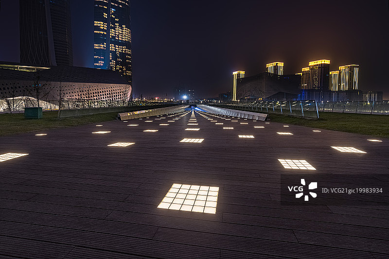 夜晚都市木板路图片素材