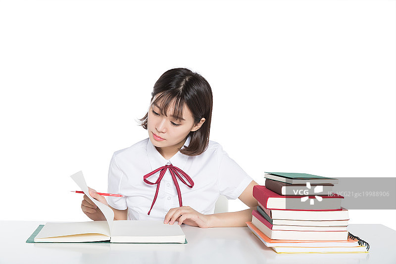 一名亚洲女学生正在做作业图片素材