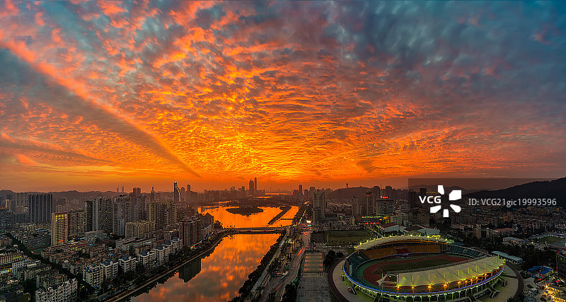 红遍天的火烧云和厦门筼筜湖全景图片素材