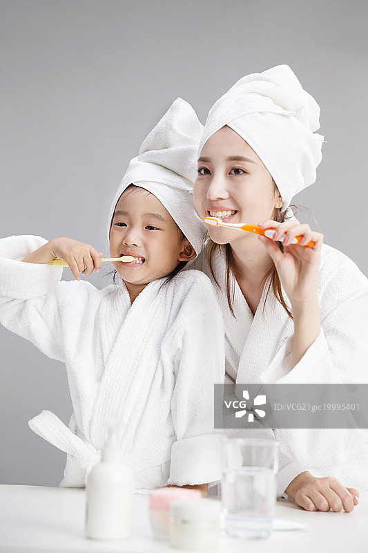 穿着浴袍的母女刷牙图片素材
